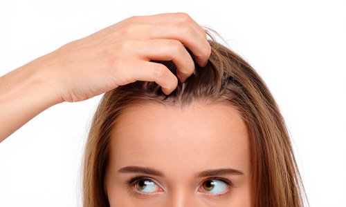 Девушка держит себя за волосы